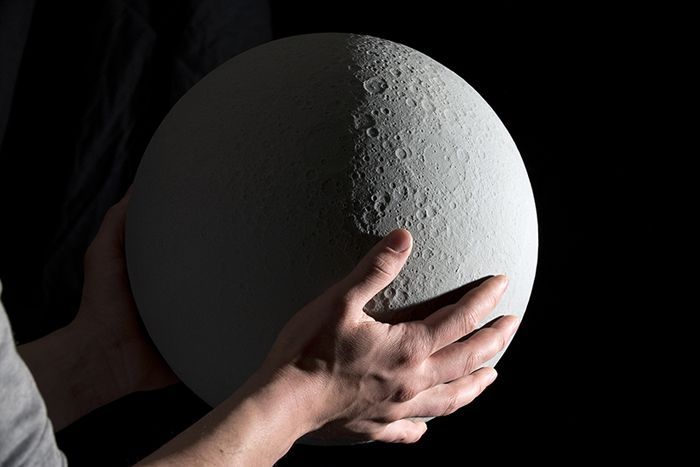 Проект глобуса лунной поверхности, дизайнер Оскар Лермите (Oscar Lhermitte) и студия Kudu